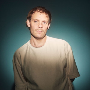 Mergulhe no som de Juan Hansen, artista argentino de live act que está de volta ao Brasil nos dias 22 e 23 de agosto